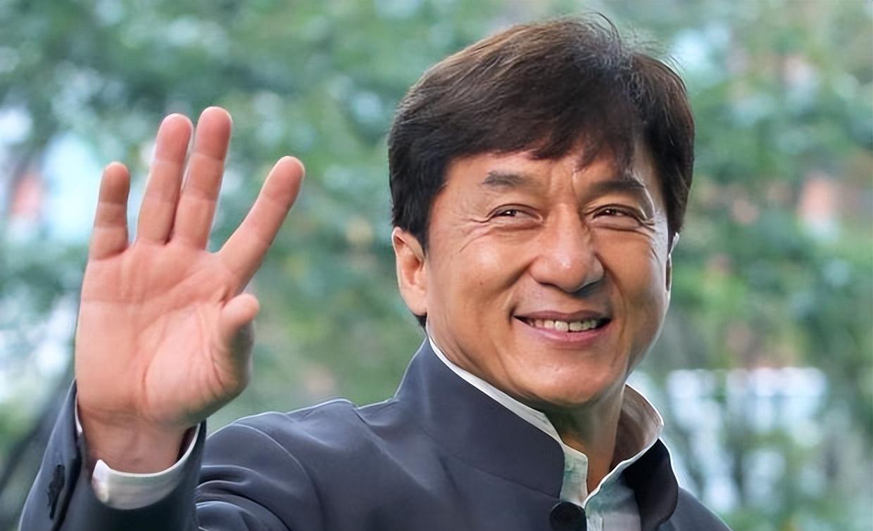 69岁成龙参加活动近照曝光!头发胡子花白老态龙钟,网友:看哭了