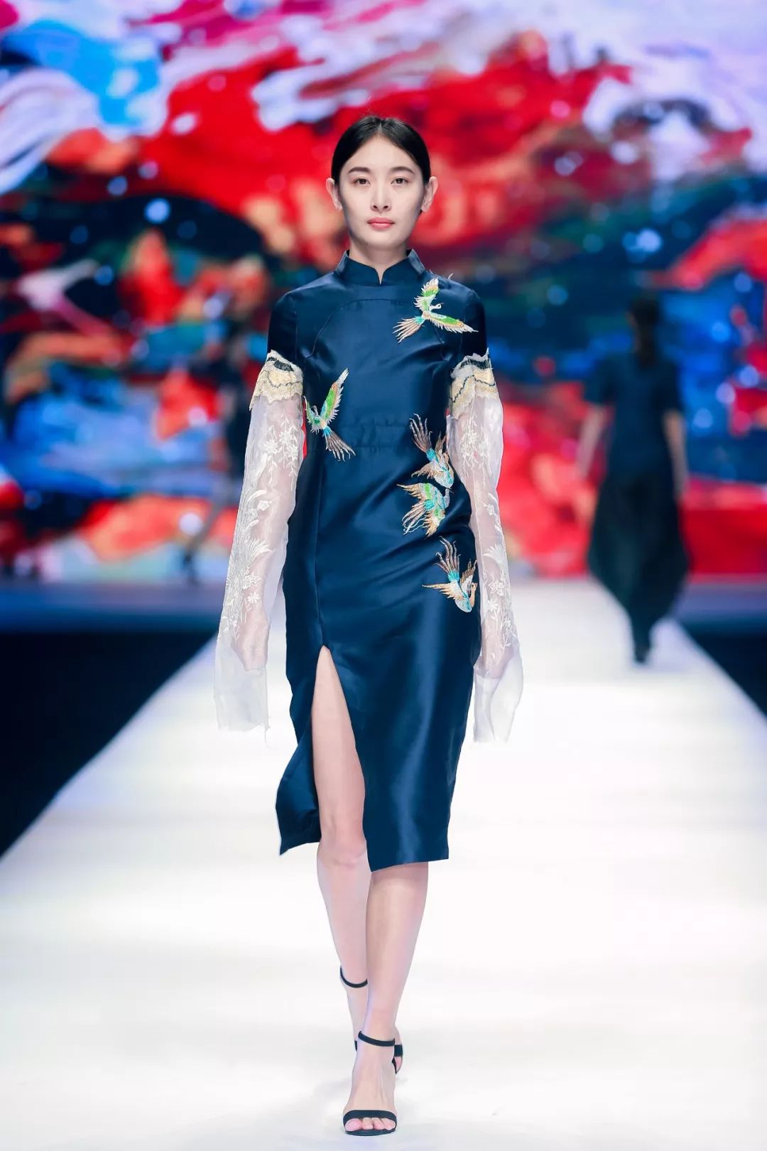 从舞台到街头:京剧脸谱元素如何重塑时尚穿搭新概念