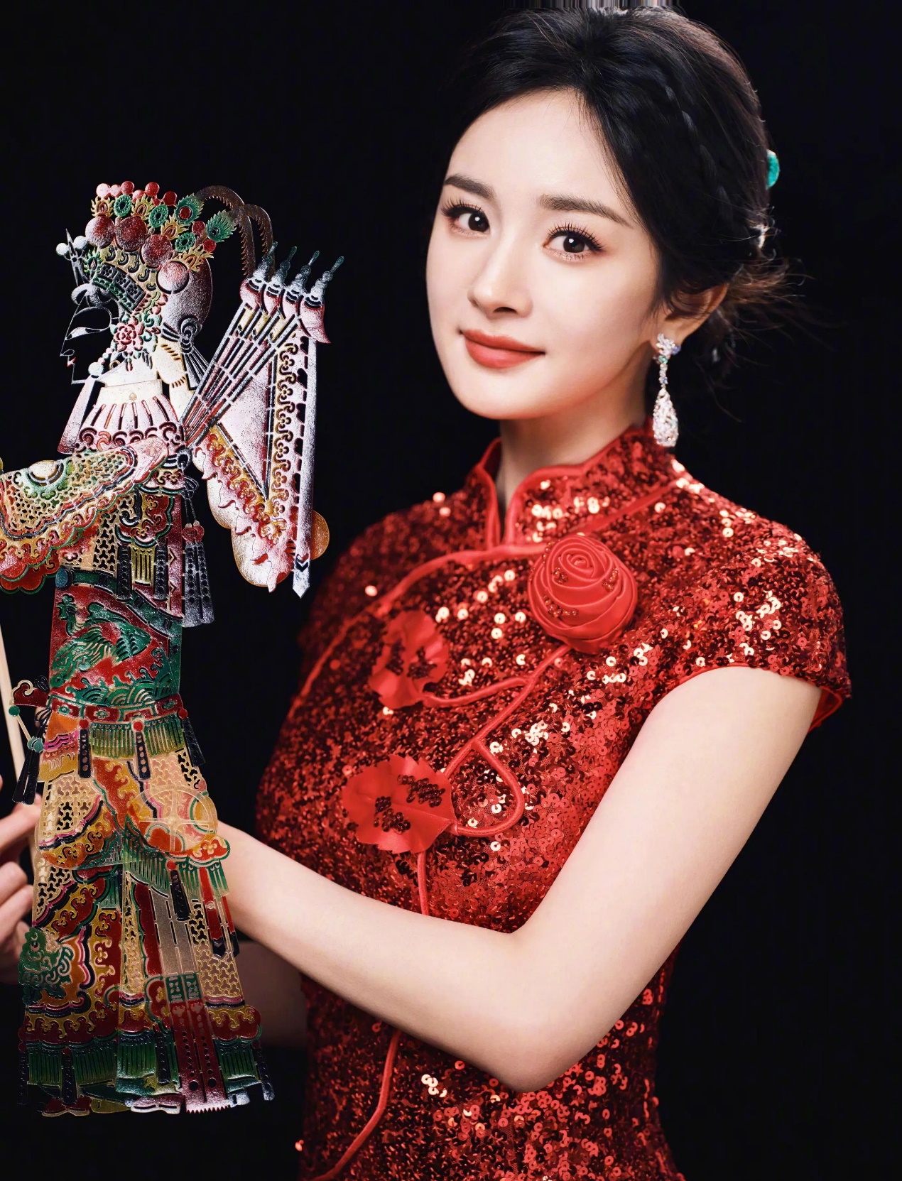 杨幂春晚穿着红色亮片旗袍,玲珑婀娜,完美亮相!