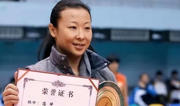 中国女排前队长冯坤现状:嫁大12岁泰国主帅,现45岁有1混血男孩