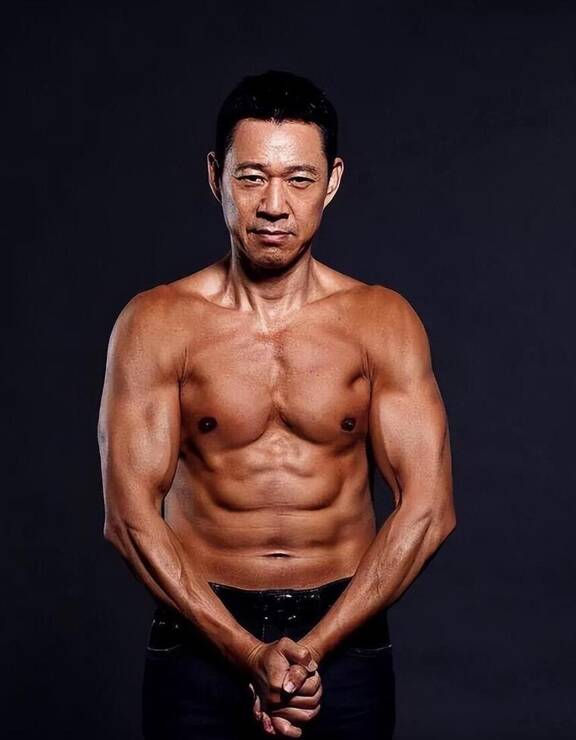 成龙白发苍苍尽显老态,张丰毅高压锻炼肌肉健硕:居然是同龄人!
