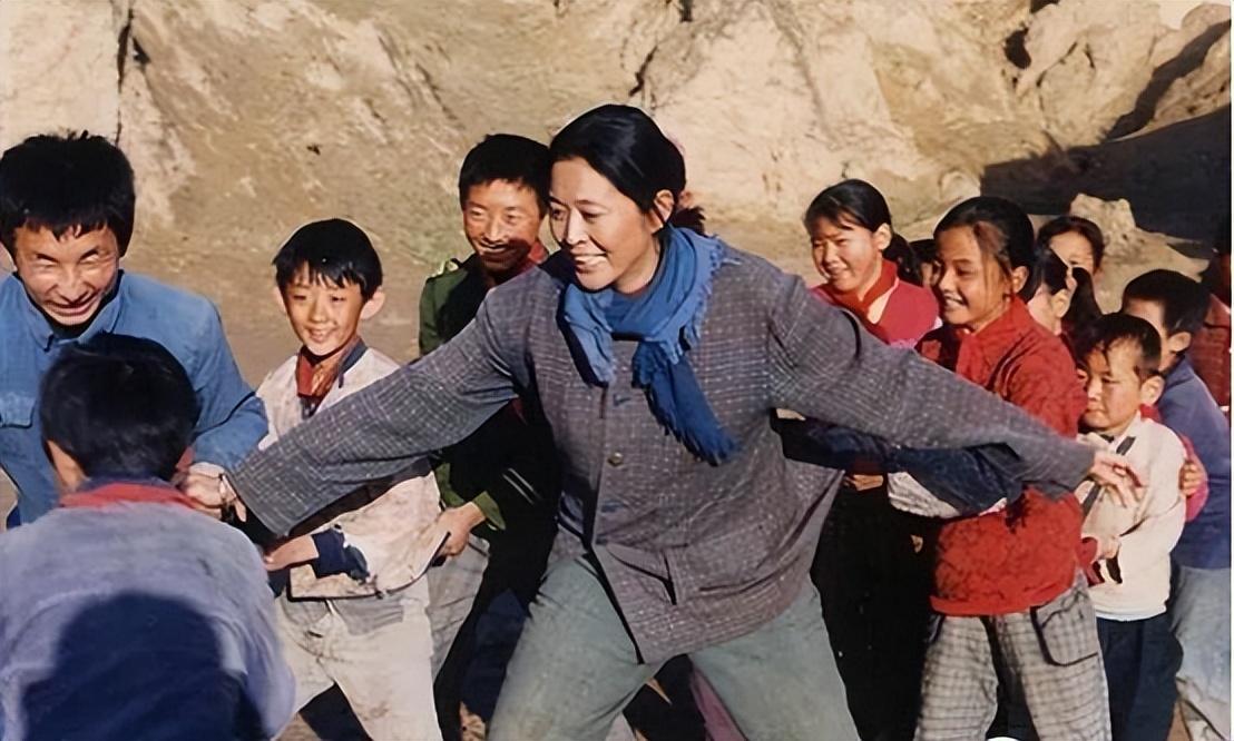 导演杨亚洲:离异后二婚娶倪萍,面对复杂的家庭,他如何平衡?