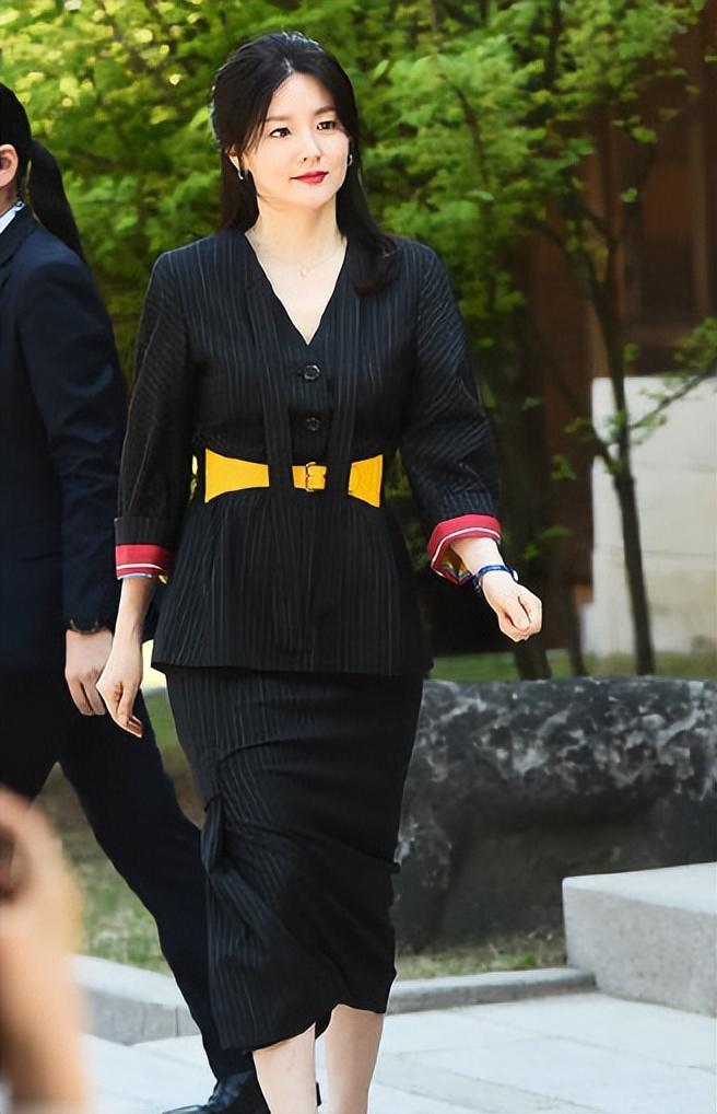 李英爱过了50岁后换了风格,穿旗袍 高跟鞋去看秀,美出新高度