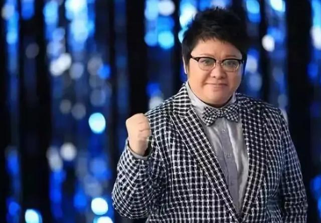 韩红自称"大学校花",本以为是句玩笑话,看到18岁照片被惊艳了