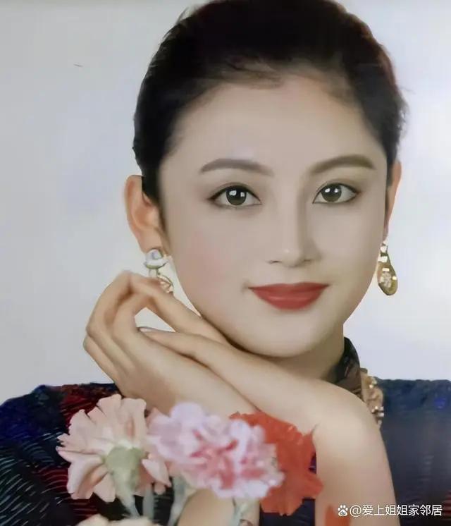她被誉为"大陆第一美女",大导演陈凯歌的妻子,气质让人羡慕