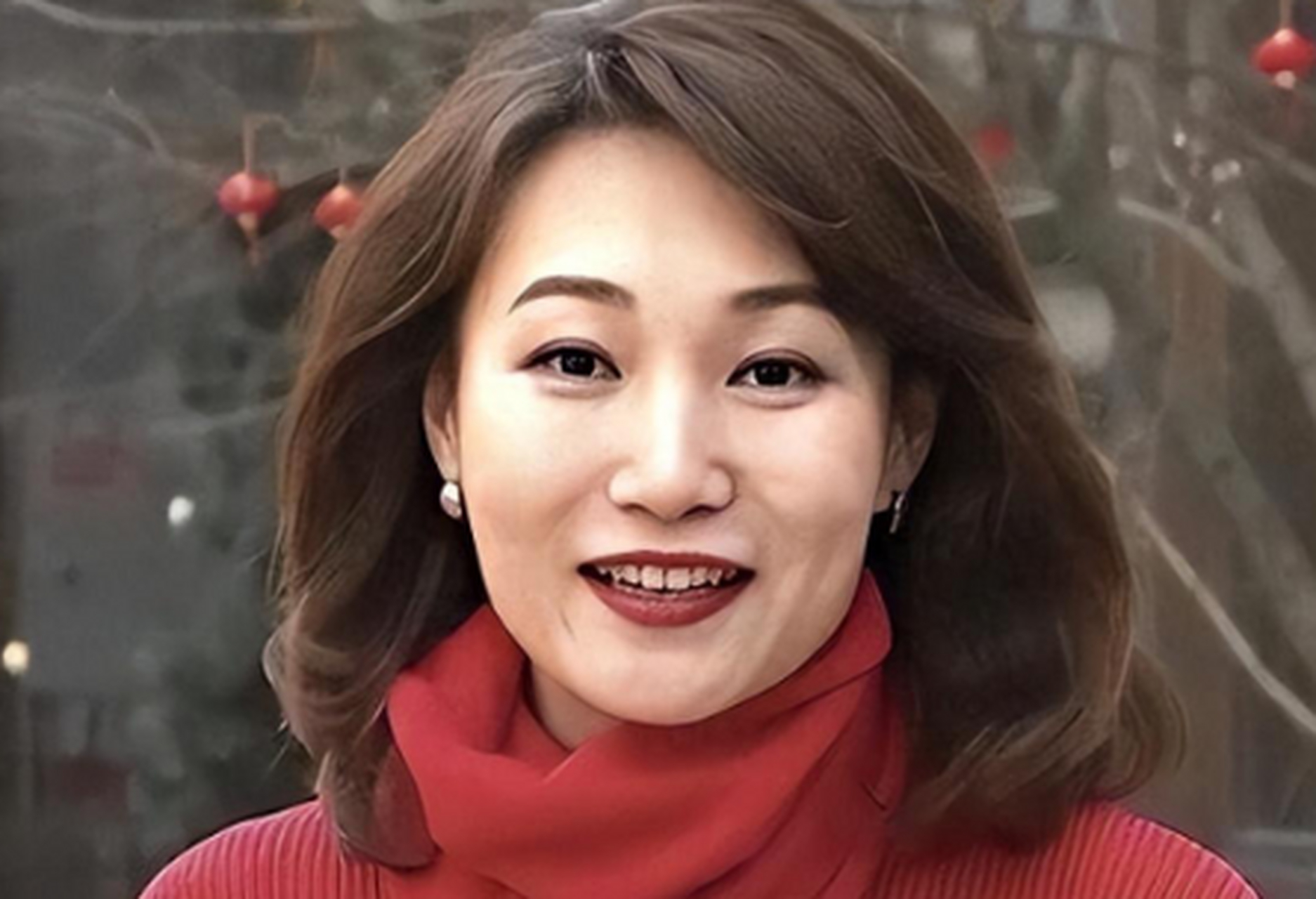 央视主持人李梓萌面临职业和个人生活的挑战,但凭借职业才能,努力和高