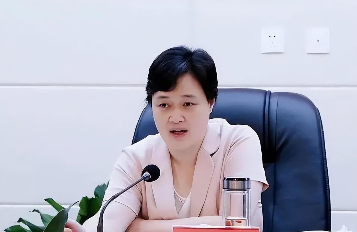 江西女厅级官员自首,虎落平阳为教师,退休前违纪曝光