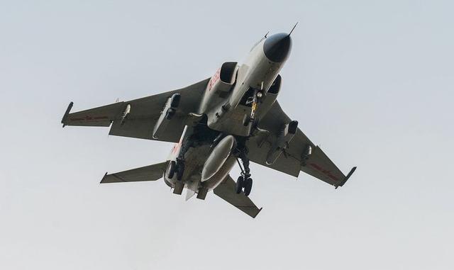 俄军战斗轰炸机"苏34"被击落20%,中国的歼轰7该何去何从?