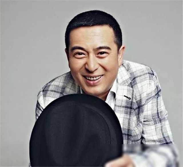 一天,张嘉译拉着孙浩去他家吃饭,他老婆王海燕准备了丰盛的饭菜