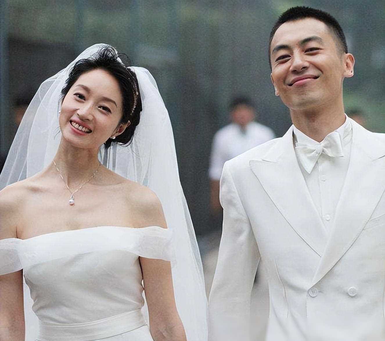 体操健将沈佳妮转型演绎人生,30岁嫁29岁朱亚文,育有两女宠成宝