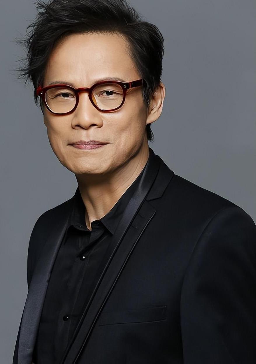 盘点坚定爱国的4位港台明星,有人怒撕美国护照,有人和韩国硬刚