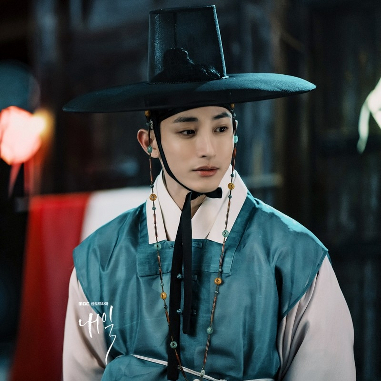 在《树大根深》,《夜行书生》等剧中展现迷人魅力,"非人类"角色更是得