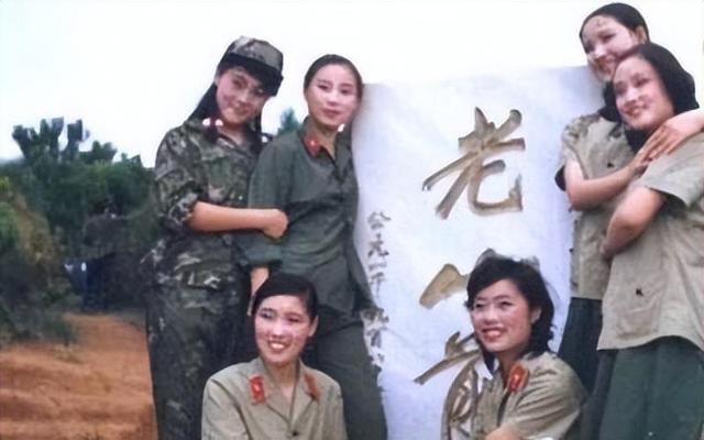 86年老山战场,"亲吻"临终士兵的女战士张茹,29年后去他墓前探望