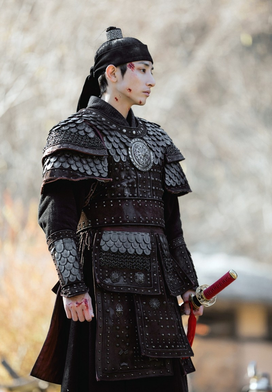 在《树大根深》,《夜行书生》等剧中展现迷人魅力,"非人类"角色更是得