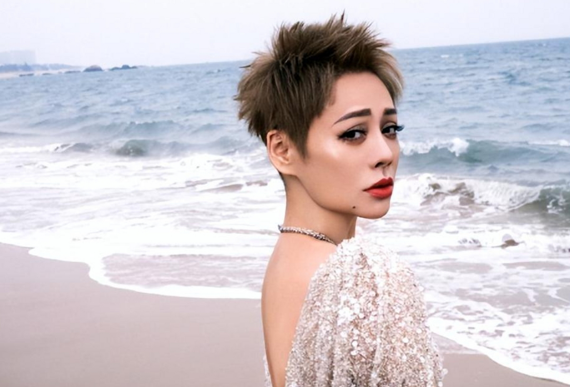 宁静52岁仍火辣,感情生活竟如此曲折?