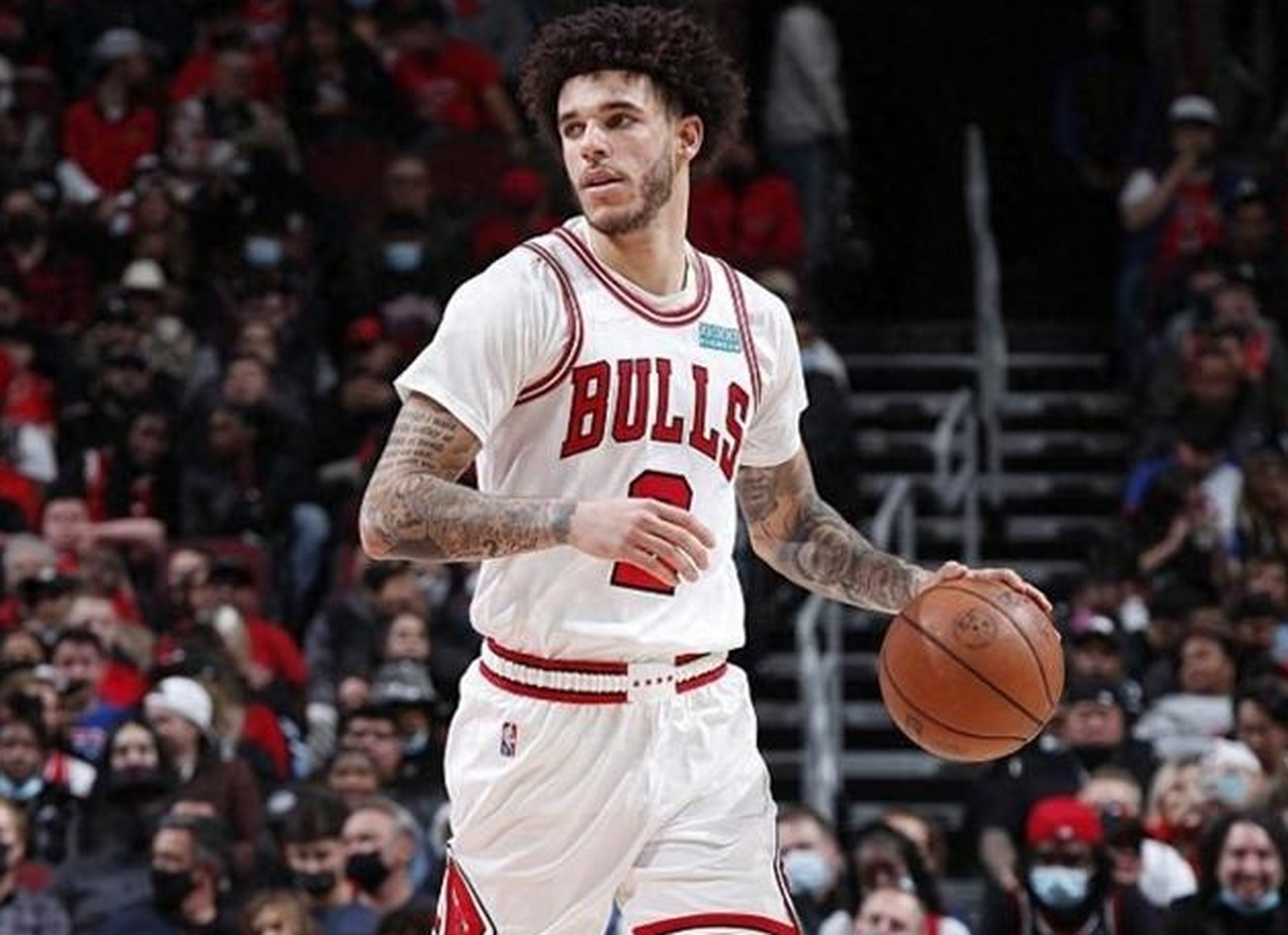 隆佐鲍尔是芝加哥公牛队控球后卫,曾接受膝盖软骨移植手术,面临巨大