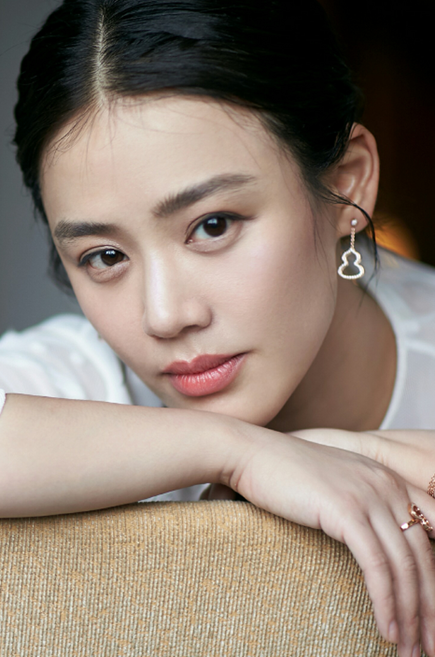 马思纯在36岁生日时以鲜花和气球装饰房间庆祝,笑容灿烂如少女.