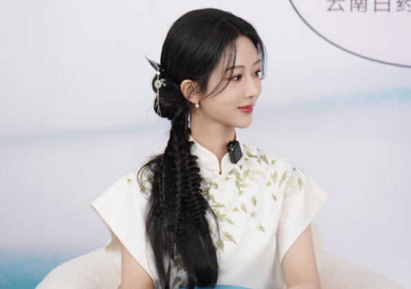 杨紫一袭华美汉服优雅大气,展现出女子的恬静温婉,尽显东方韵味