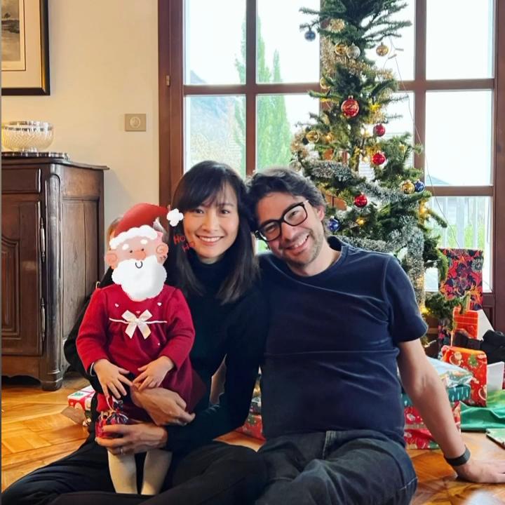 42岁陈法拉二胎秘密产子!晒一家四口牵手照报喜,两次怀孕均保密