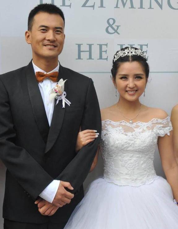 和何洁离婚7年,赫子铭宣布再婚了,现任妻子出镜,温柔声音甜美