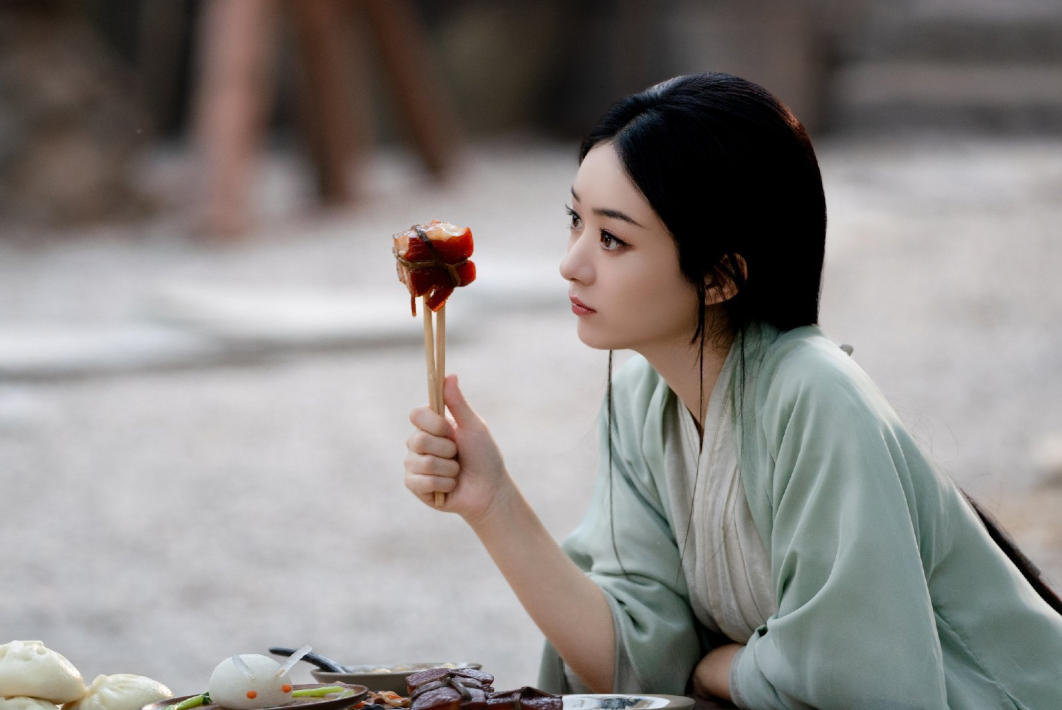 赵丽颖素袍束发低挽,素白长袍美出新高度,浑身仙气飘飘