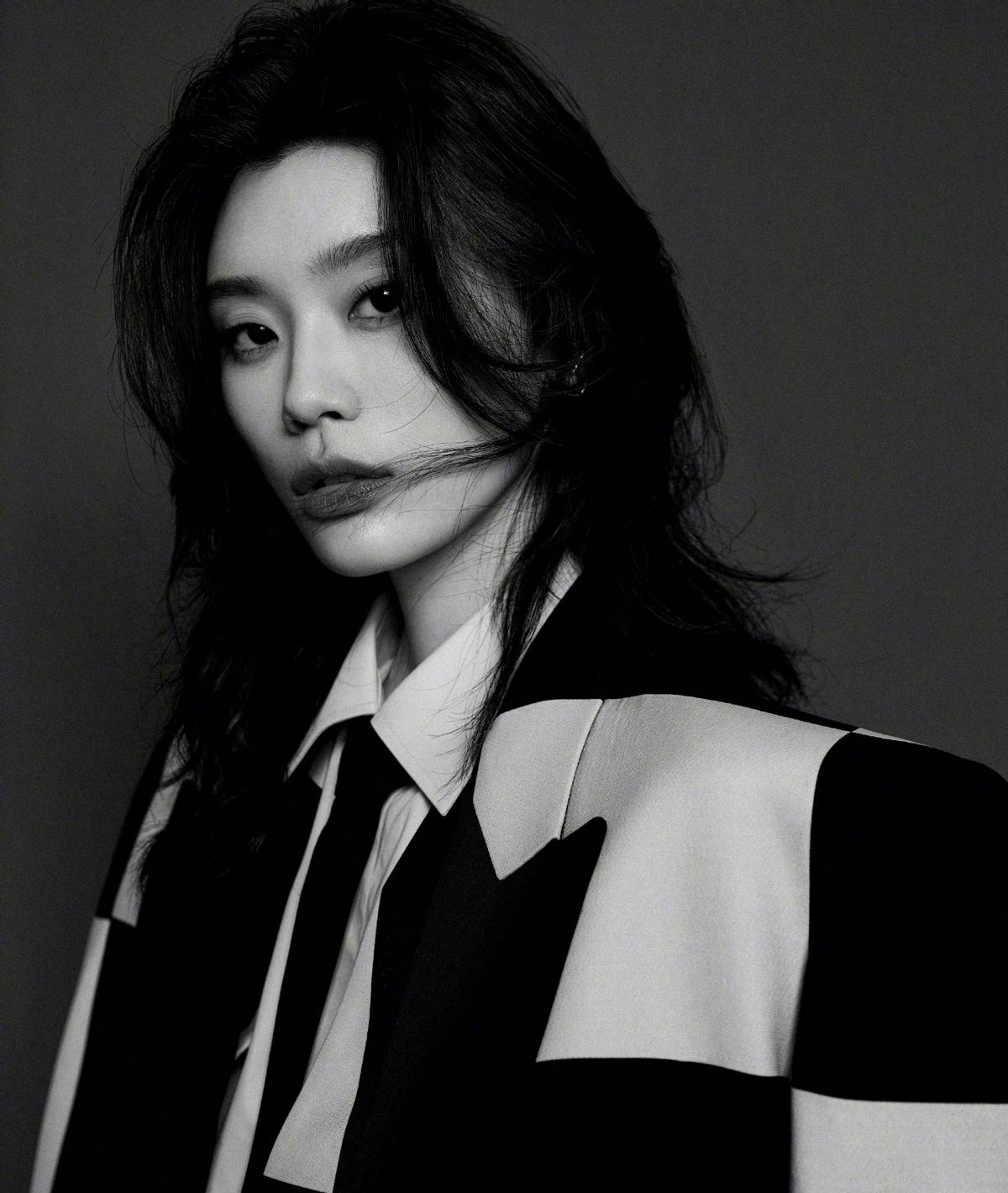 超模奚梦瑶回归啦!穿西装露大腿出席活动美翻,比腿关晓彤都输了