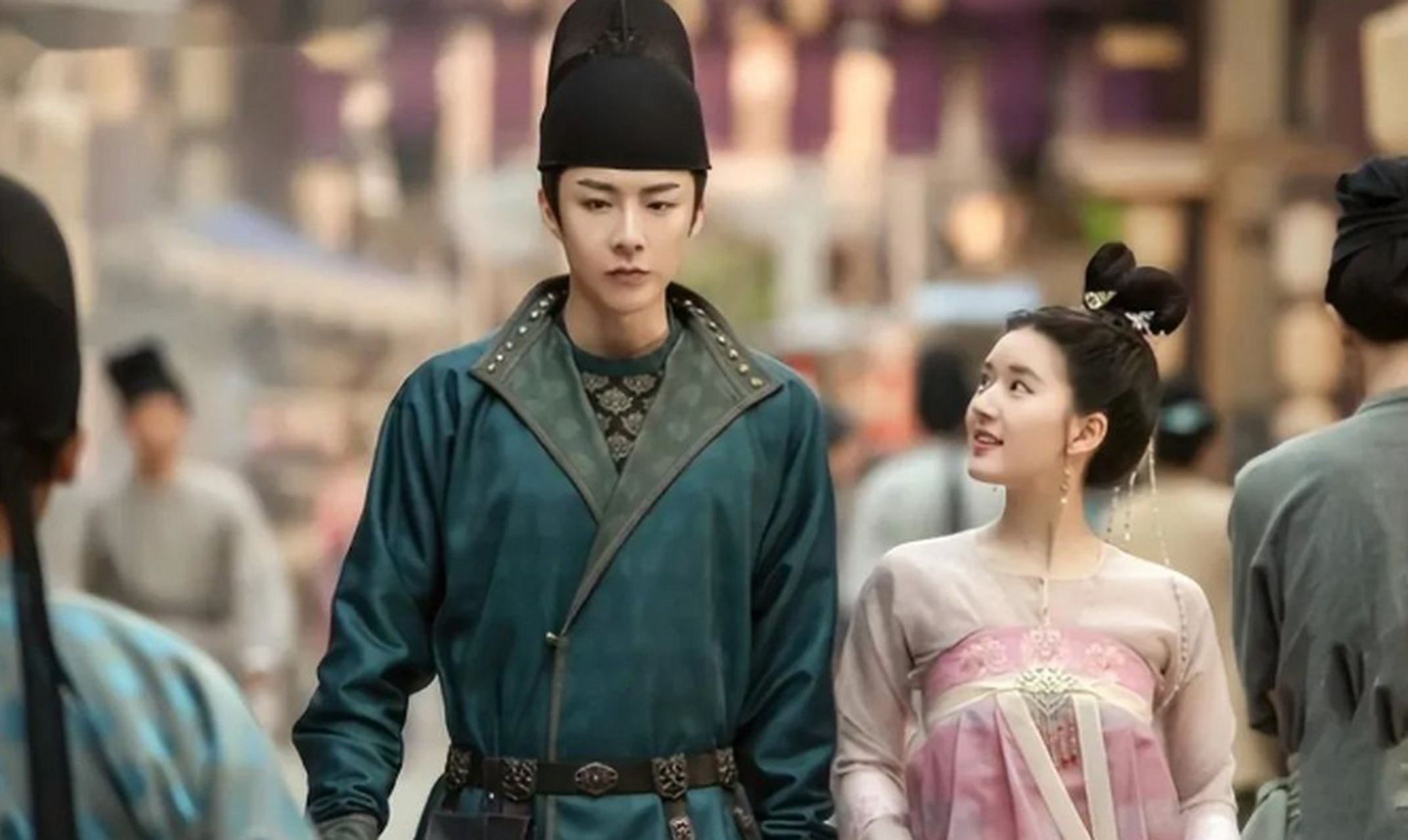 昨夜星光璀璨,赵露思和刘宇宁这对荧幕cp相约酒吧放松,持续到凌晨四点