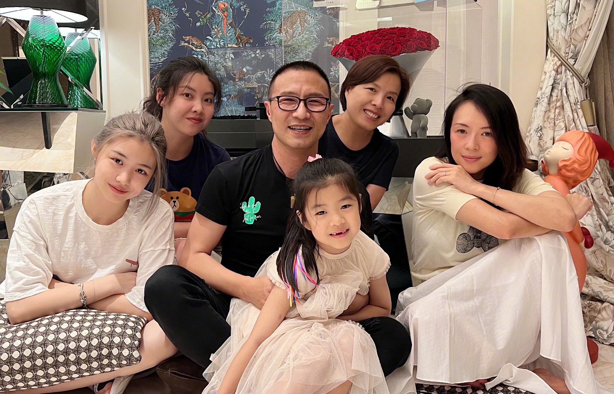 影后章子怡接娃放学,7岁醒宝暴风抽高长相似爸,读北京公立学校