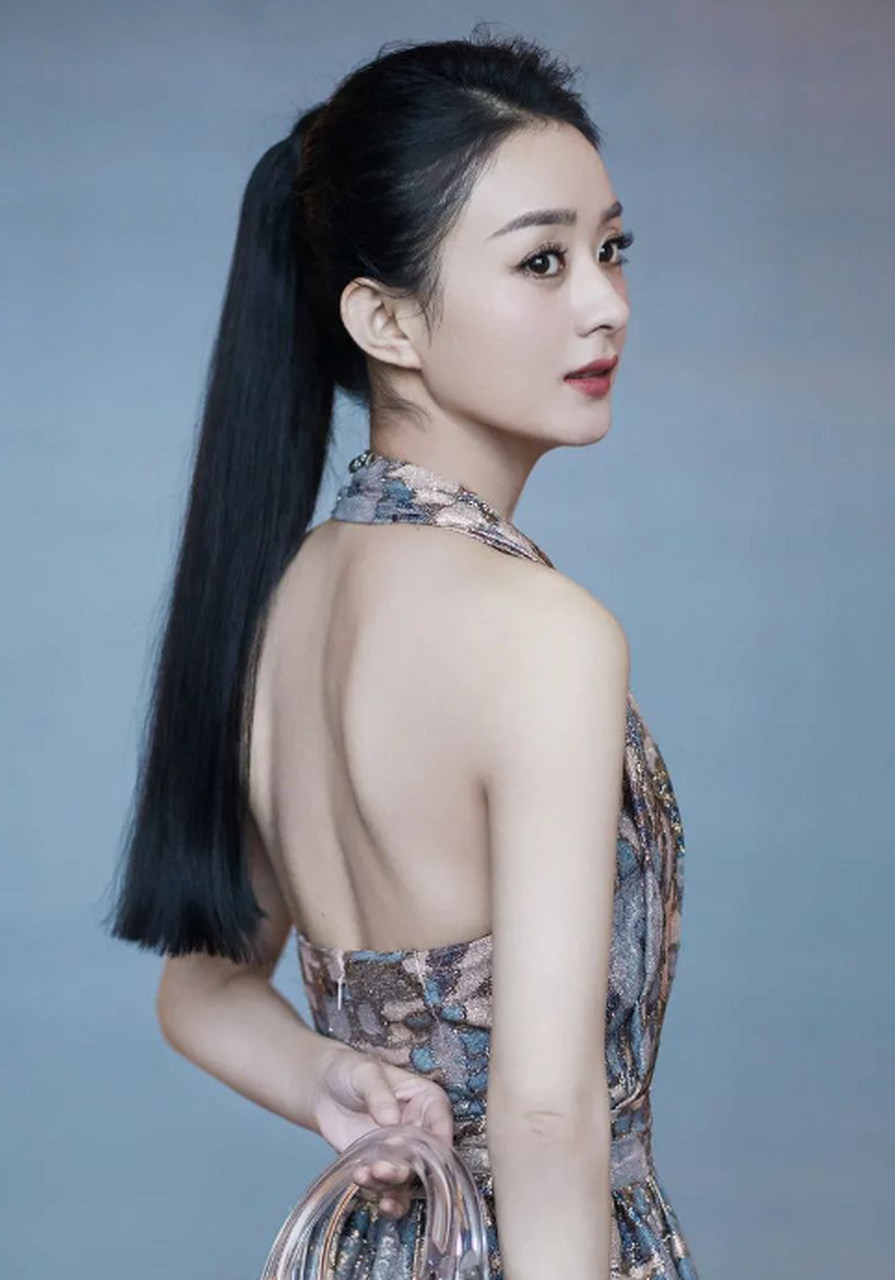 赵丽颖绝美天使骨惊艳全场,背部线条如艺术品般迷人!
