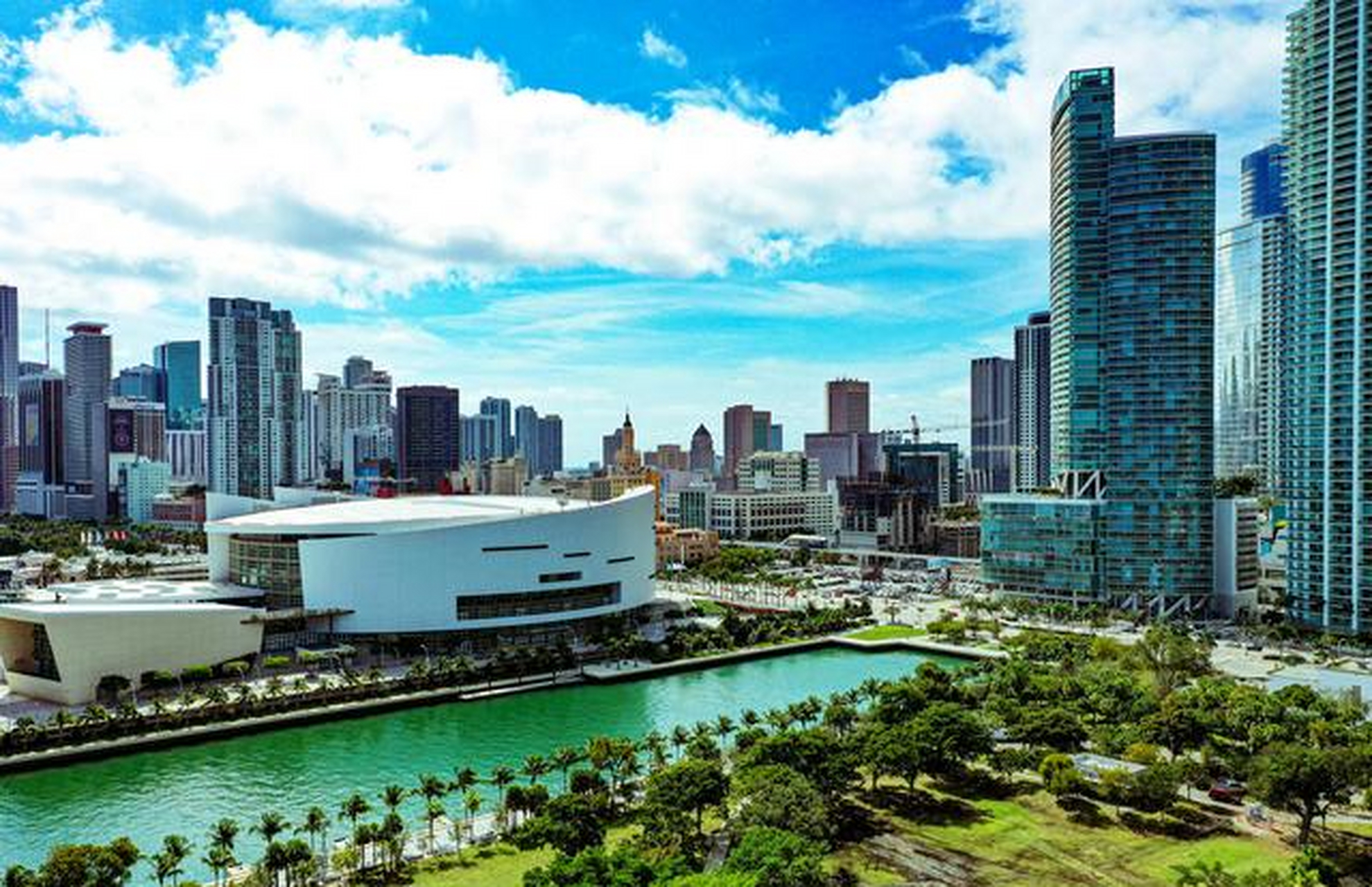 卢森堡遭遇金融和债务危机,人均gdp下降突显经济不稳定.