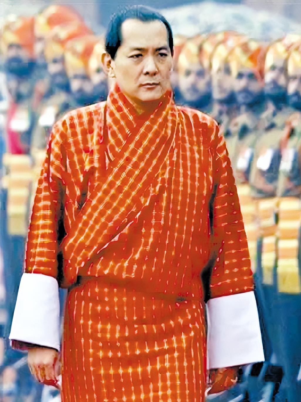 回顾不丹国王:17岁登位,娶同胞4姐妹生10个孩子,51岁退位享福