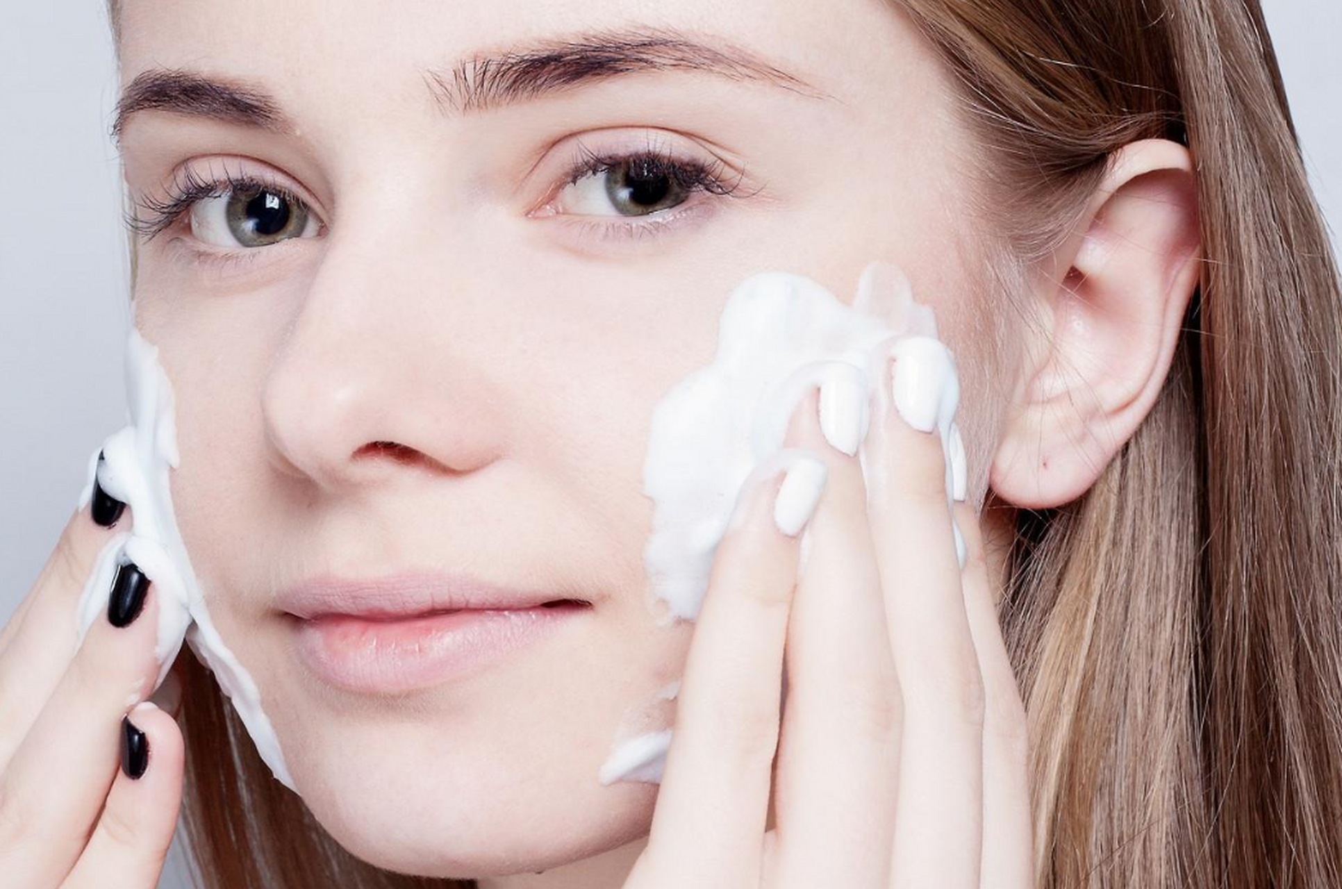 结合面部按摩和良好作息,以及新型护肤产品和技术,可打造水油平衡美肌