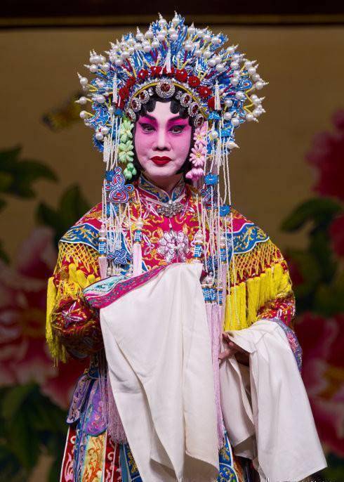京剧名家吴钰璋直言现在一些演员"贱卖"叫好,就是故意拖长腔等