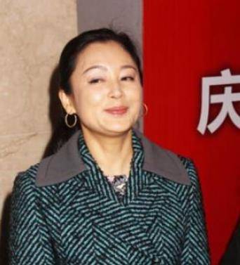 陈凯歌妻子陈红露面,身材臃肿美貌不再,曾被称大陆第一美女