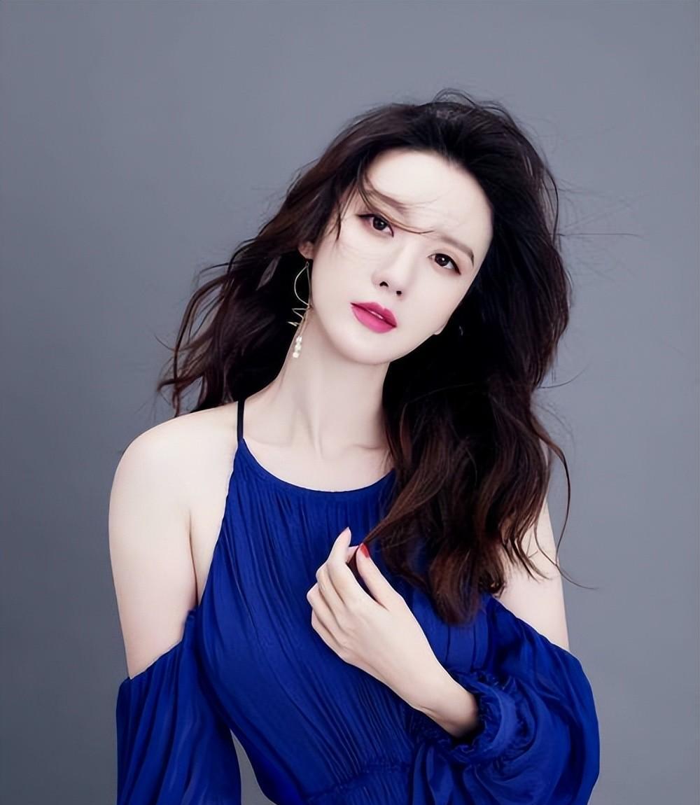 张萌性感妩媚写真