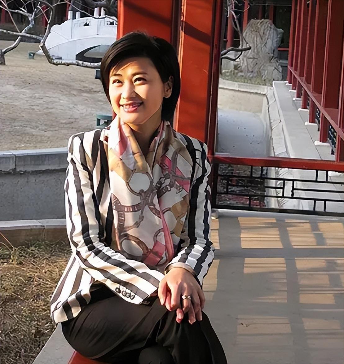 凤凰卫视主持人吴小莉,比老公小25岁,帮爸爸找到失散多年的家人