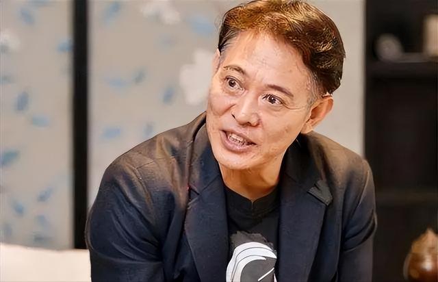 68岁陈道明近照曝光,白发苍苍脸上满是皱纹,一件衣服穿了十几年