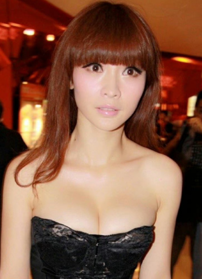 柳岩出席发布会现场,一身黑色抹胸紧身半裙