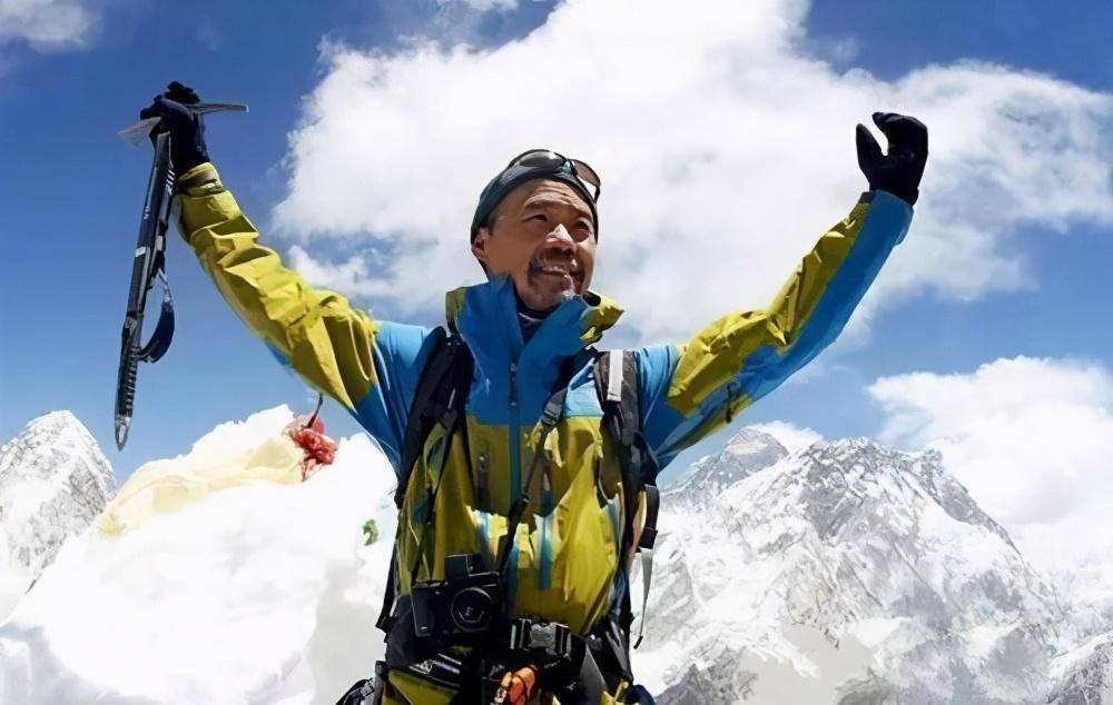 69岁王石晒健身照头发花白,妻子比其小30岁,多次发文引争议