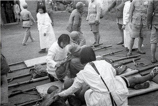 86年老山战场,"亲吻"临终士兵的女战士张茹,29年后去他墓前探望