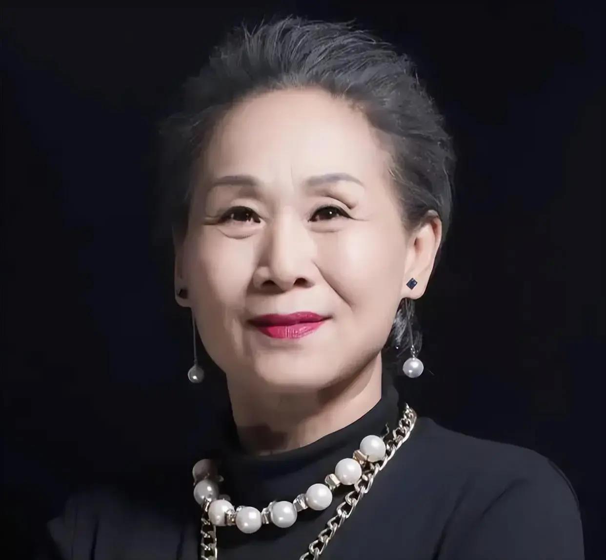 儿子成演员,母60始演艺:苇青与丈夫幸福生活