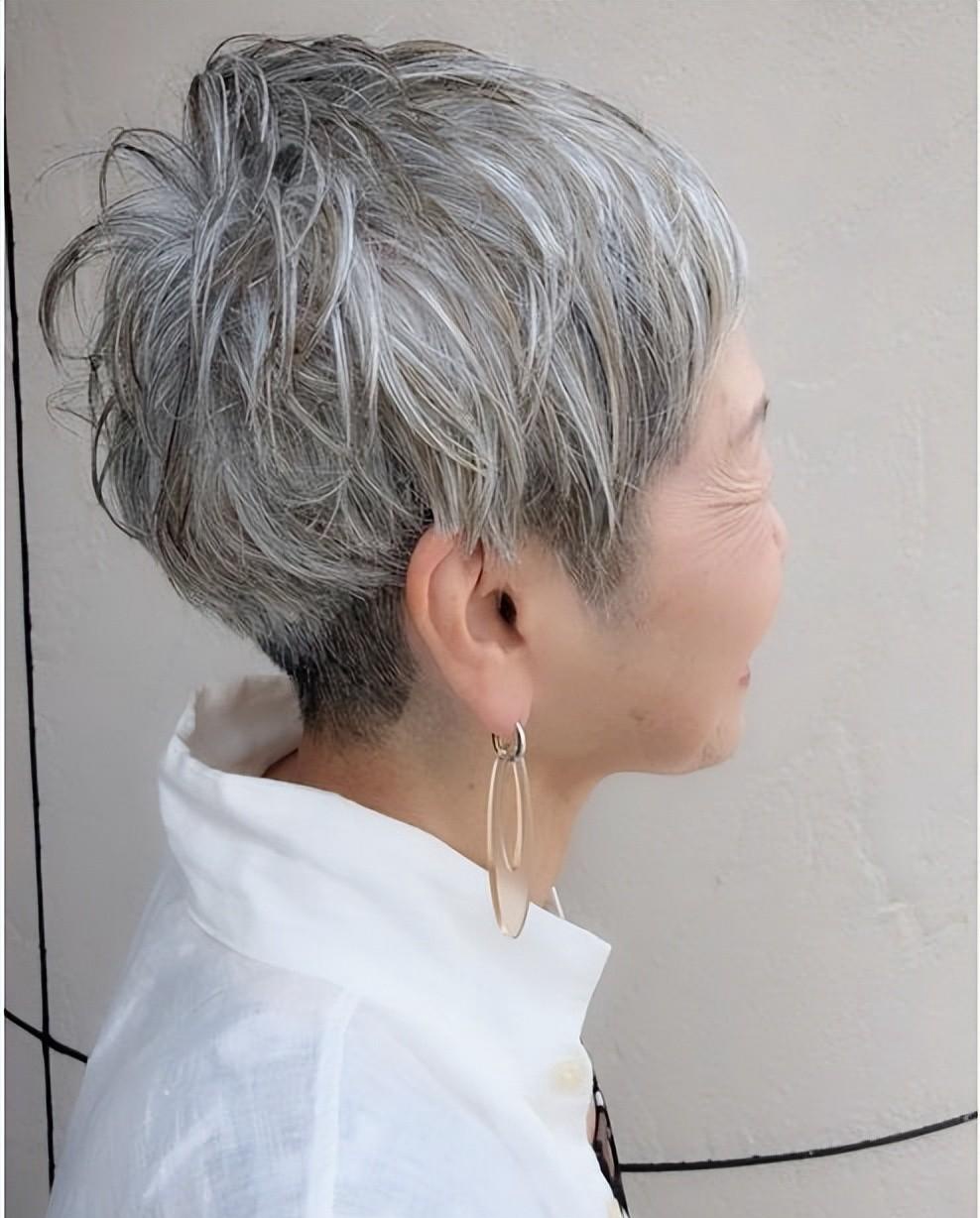 60到80岁的女性,头发花白发型这样剪,利落时尚显气质