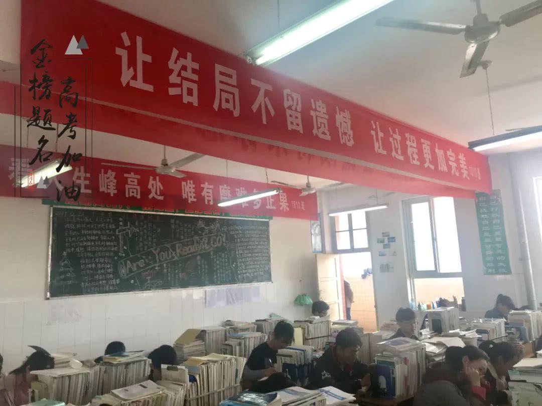 回顾小伙考上清华,父亲大宴宾客,村干部:通知书咋会有错字?