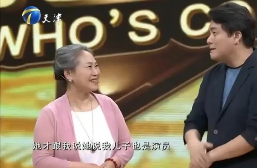 儿子成演员,母60始演艺:苇青与丈夫幸福生活