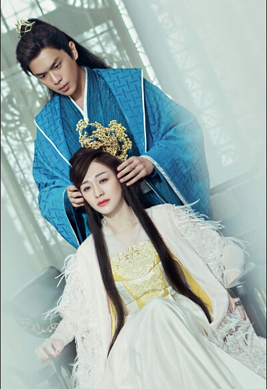 李小冉在《庆余年》中饰演长公主备受瞩目,因角色性格毒辣被称为"疯批