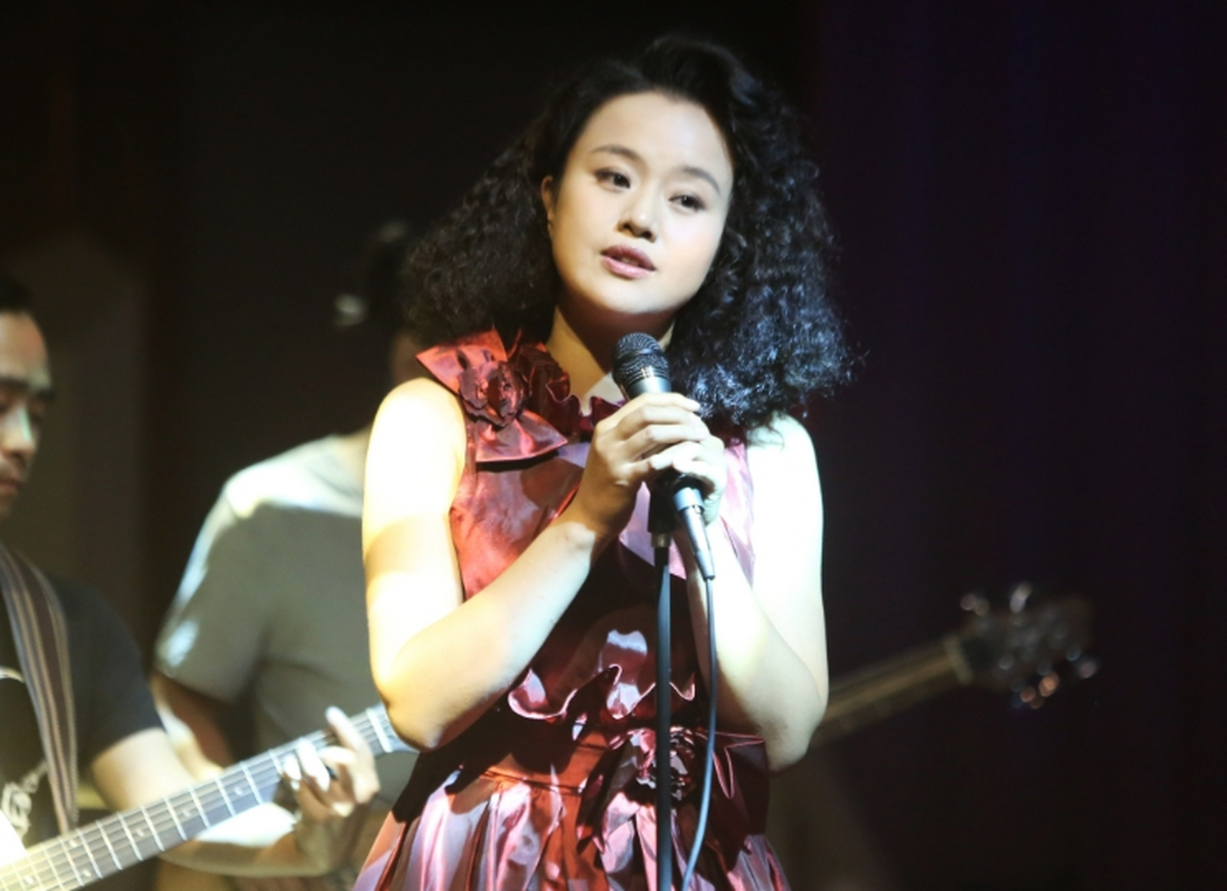 女演员齐襄(原名何翯)凭借精湛演技在影视圈崭露头角,虽常以配角形象