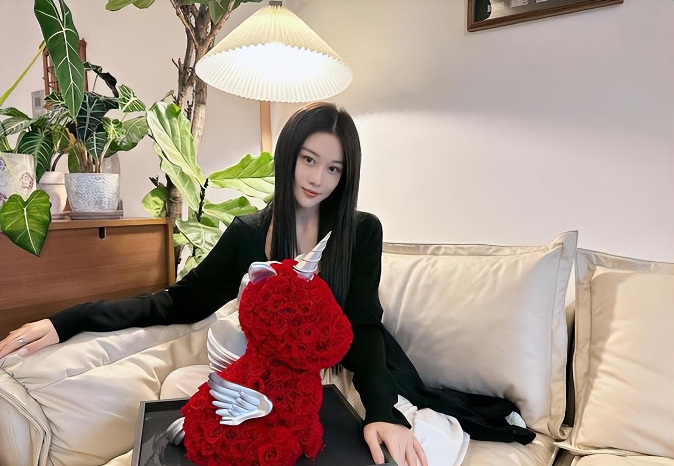 "军嫂"张馨予晒公园随拍,何教官视角下灿笑如花,万元包随手放