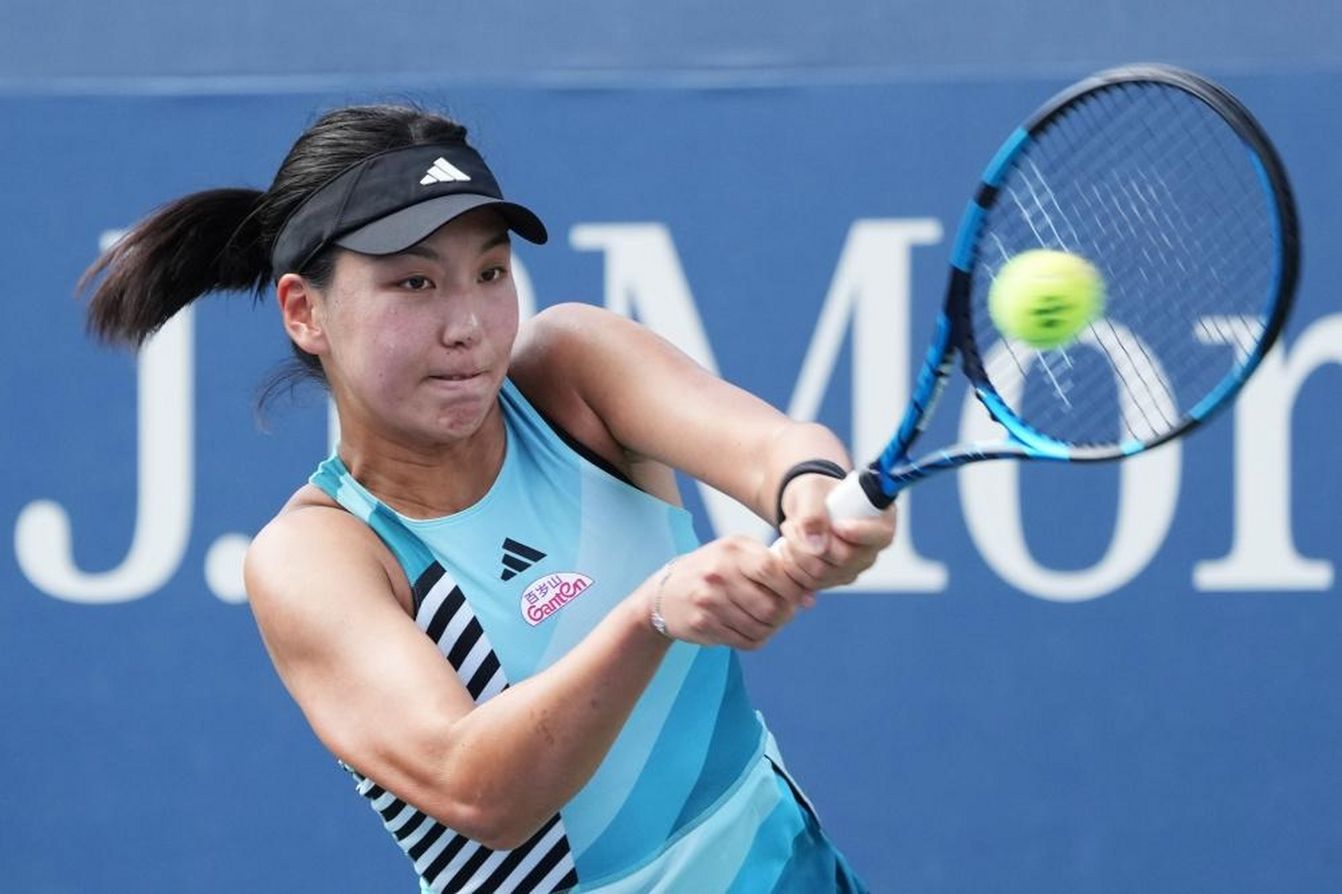 袁悦在与8号种子萨卡里的对决中展现强大实力,王欣瑜也战胜强敌晋级.