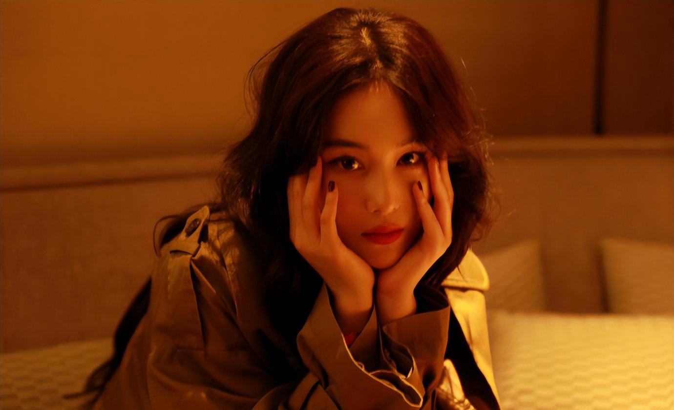 "军嫂"张馨予晒公园随拍,何教官视角下灿笑如花,万元包随手放