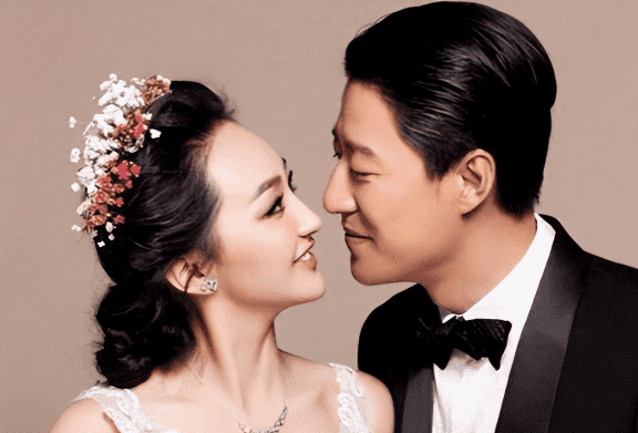 于震:与妻子因戏生情婚后6年生3胎,片约不断,被称"屏幕硬汉"